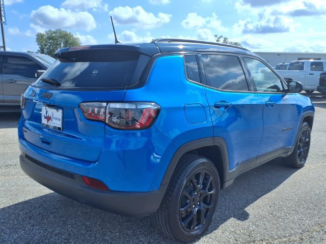 Used 2024 Jeep Compass Latitude w/ Convenience Group AWD/4WD image 8
