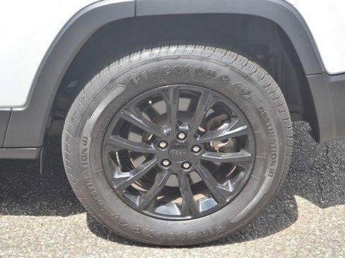 Used 2023 Jeep Cherokee Altitude Lux image 12