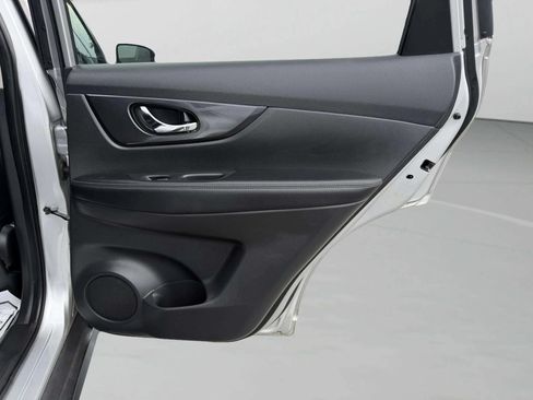 Used 2018 Nissan Rogue SV AWD/4WD image 19