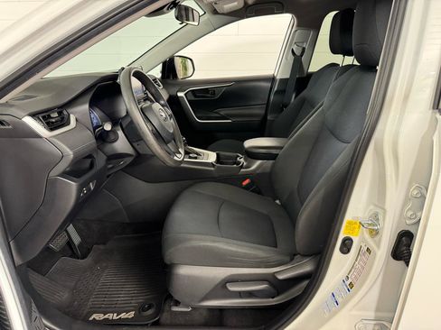 Used 2019 Toyota RAV4 LE image 12