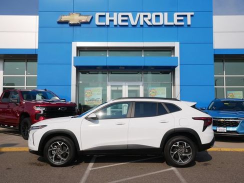 Used 2024 Chevrolet Trax LT w/ Driver Confidence Package FWD image 4