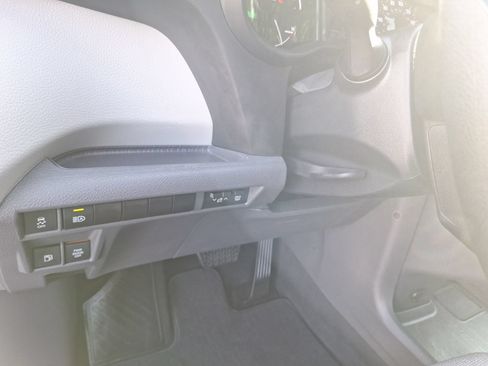 Used 2024 Toyota Sienna LE FWD image 17