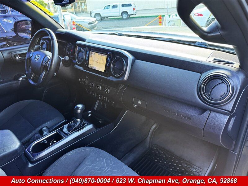 Used 2018 Toyota Tacoma TRD Off-Road w/ Technology Package AWD/4WD image 10