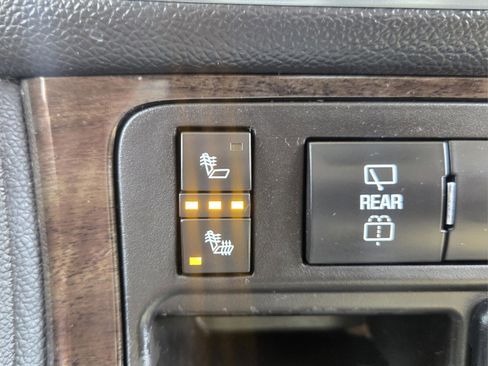 Used 2015 GMC Acadia SLT image 17