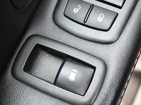 Used 2015 Chrysler Town & Country Touring-L w/ Driver Convenience Group image 15