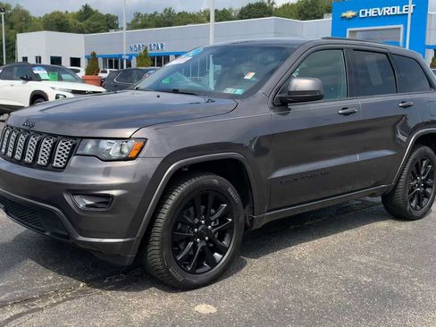 Used 2019 Jeep Grand Cherokee Altitude AWD/4WD image 4