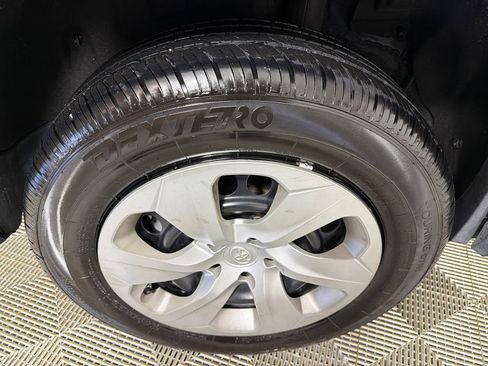 Used 2021 Toyota RAV4 LE image 17