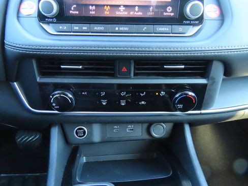 Used 2023 Nissan Rogue S image 25