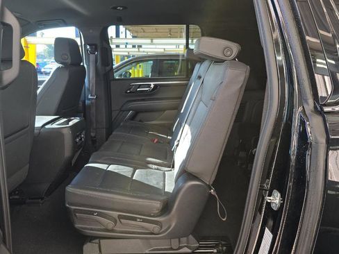 Used 2025 Chevrolet Suburban Z71 image 18