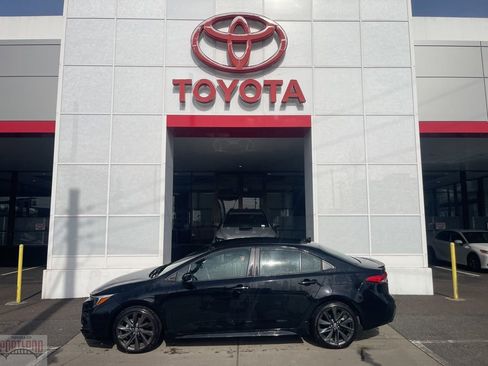 Used 2025 Toyota Corolla SE image 1