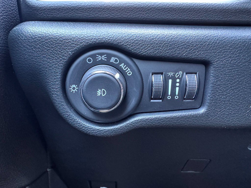 Used 2025 Chrysler Pacifica Select FWD image 31