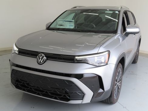 New 2025 Volkswagen Taos SE image 9