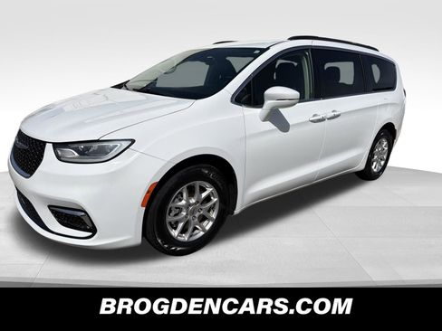 Used 2022 Chrysler Pacifica Touring-L image 4