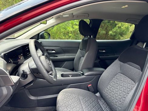 Used 2025 Nissan Kicks SV FWD image 3