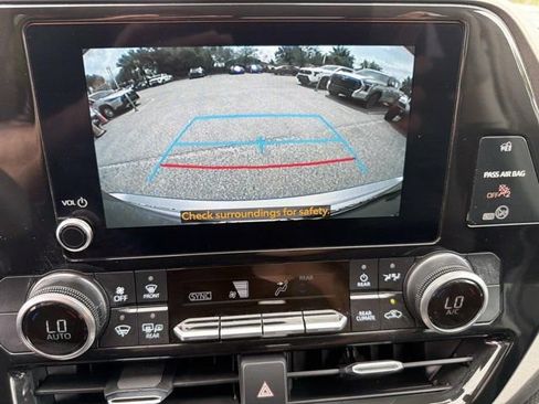 Used 2025 Toyota Highlander LE FWD image 30