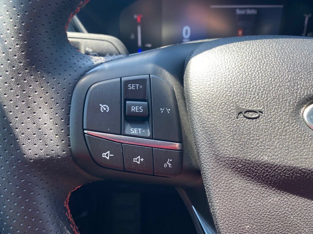 Used 2025 Ford Escape ST-Line AWD/4WD image 16