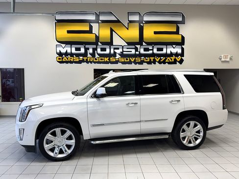 Used 2017 Cadillac Escalade Premium Luxury image 4