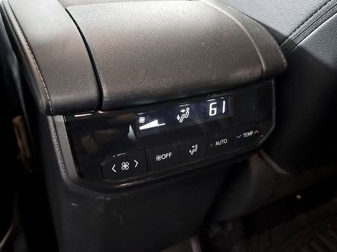 Used 2021 Toyota Highlander XLE FWD image 12