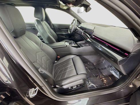 Used 2025 BMW 530i xDrive w/ Premium Package image 30