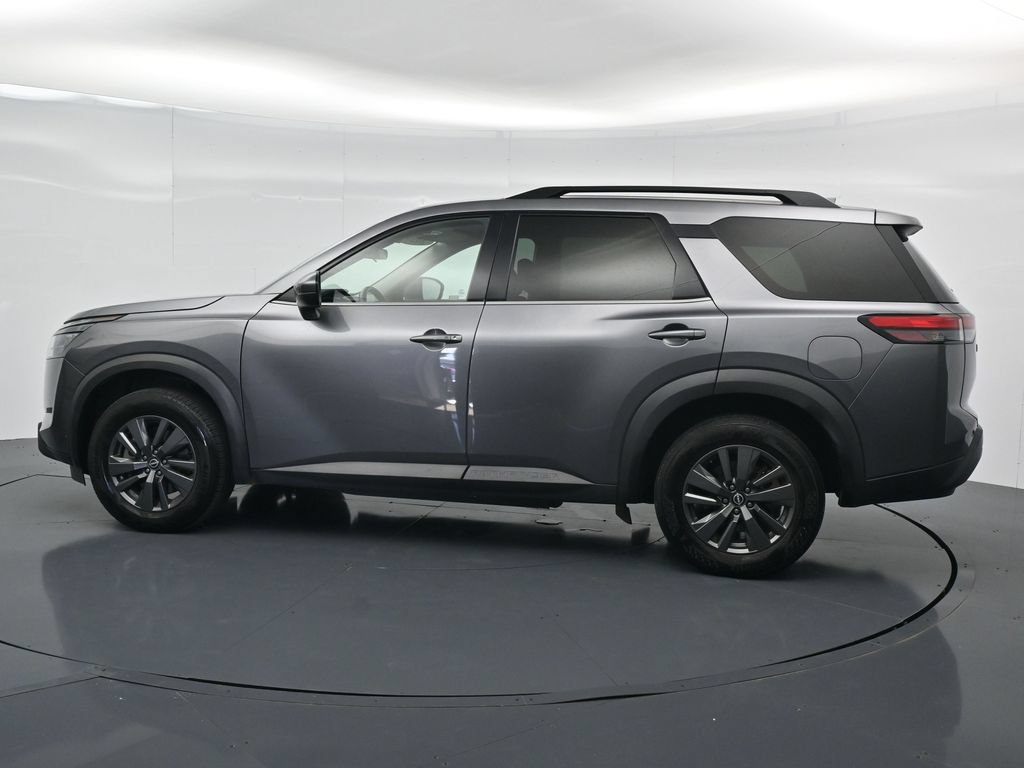 Used 2024 Nissan Pathfinder SV FWD image 2