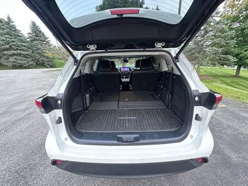 Used 2023 Toyota Highlander XLE AWD/4WD image 10