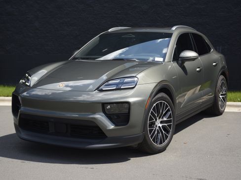 Certified 2025 Porsche Macan 4S Electric AWD/4WD image 41