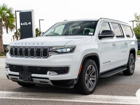 Used 2024 Jeep Wagoneer L Series II w/ Flexible Seating Group RWD image 3