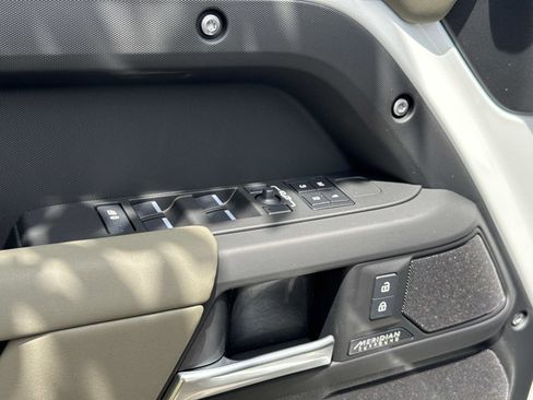 Used 2025 Land Rover Defender 110 X-Dynamic SE image 18