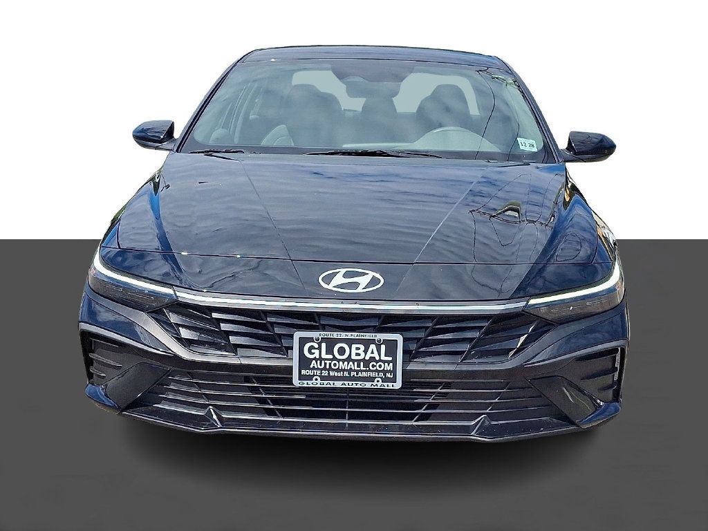 Used 2024 Hyundai Elantra SE FWD image 2