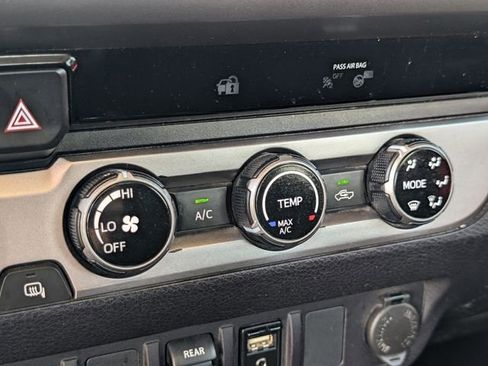 Used 2018 Toyota Tacoma SR5 AWD/4WD image 30