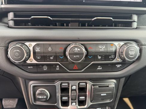 Used 2025 Jeep Wrangler Unlimited Rubicon w/ Convenience Group AWD/4WD image 7