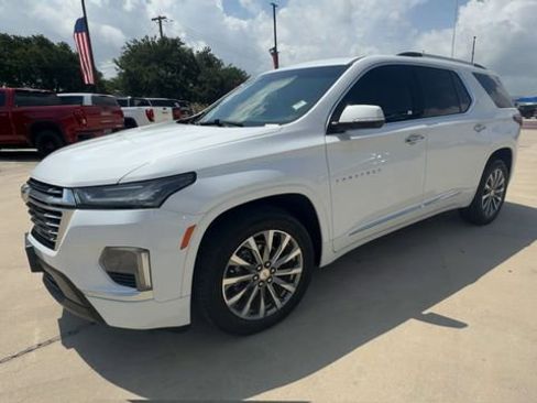 Used 2023 Chevrolet Traverse Premier w/ LPO, Cargo Package FWD image 4
