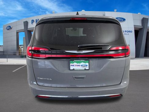 Used 2023 Chrysler Pacifica Touring-L FWD image 6
