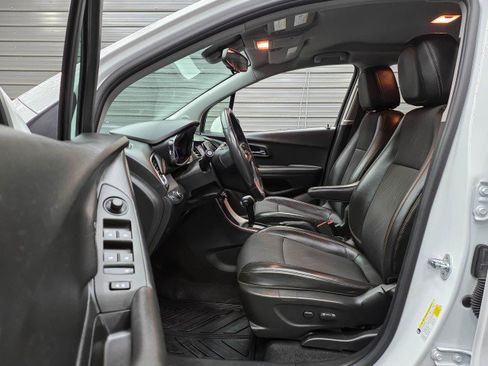 Used 2020 Chevrolet Trax LT w/ LT Convenience Package AWD/4WD image 13