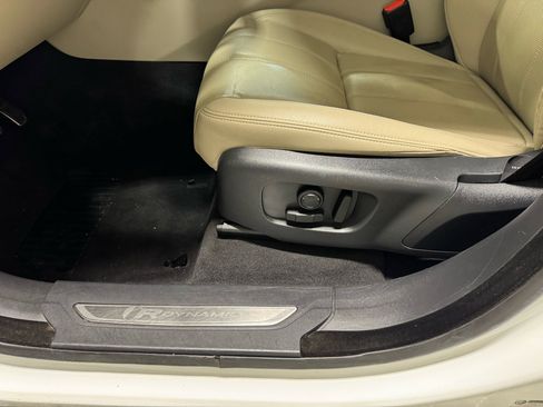 Used 2022 Land Rover Range Rover Velar R-Dynamic S image 19