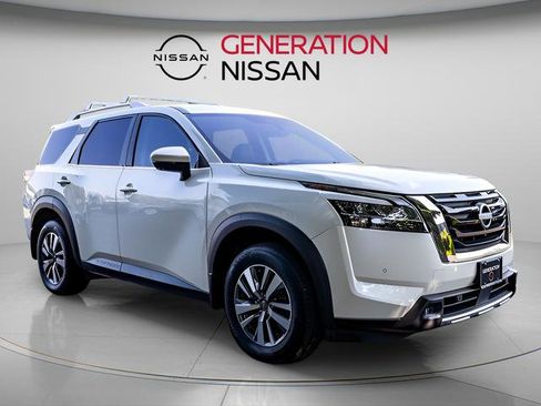 Certified 2024 Nissan Pathfinder SL image 1