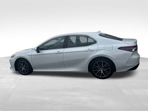 Used 2021 Toyota Camry XLE image 9