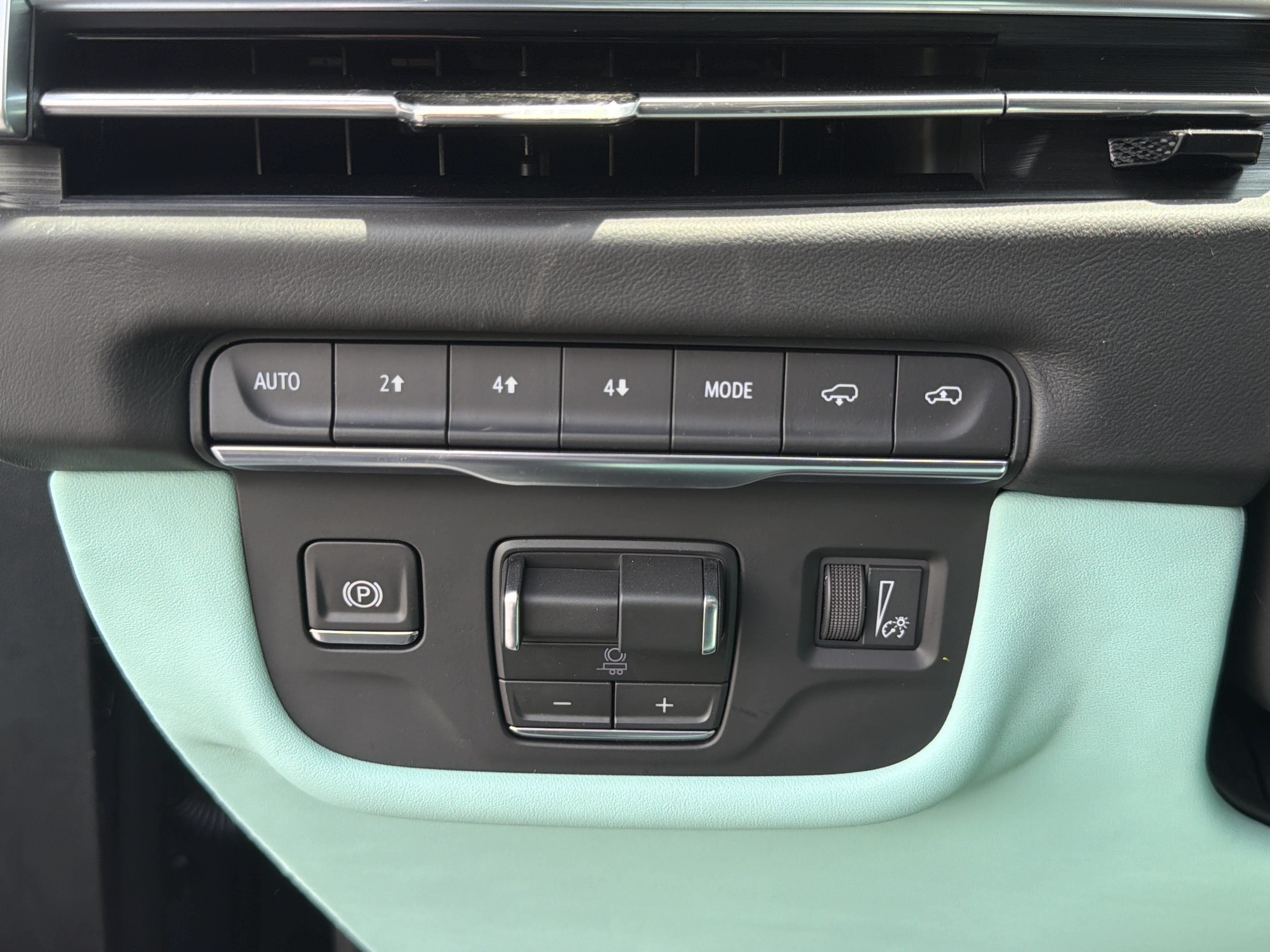 Used 2026 Cadillac Escalade Platinum Sport w/ LPO, Floor Liner Package AWD/4WD image 66