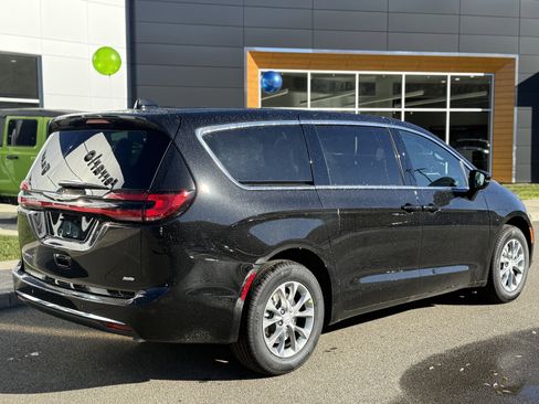 New 2026 Chrysler Pacifica Select image 2