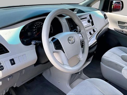 Used 2013 Toyota Sienna L FWD image 16