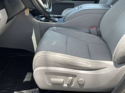 Used 2019 Toyota Highlander Plus FWD image 17