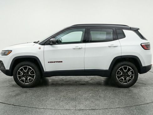 Used 2025 Jeep Compass Trailhawk AWD/4WD image 5