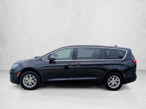 Used 2024 Chrysler Pacifica Touring-L FWD image 9