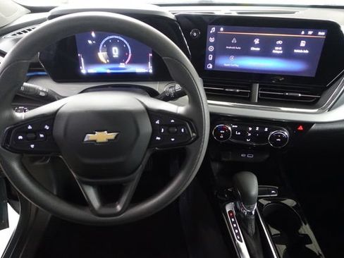 Used 2025 Chevrolet Trax LT FWD image 12