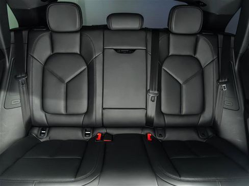 Certified 2026 Porsche Macan AWD/4WD image 29