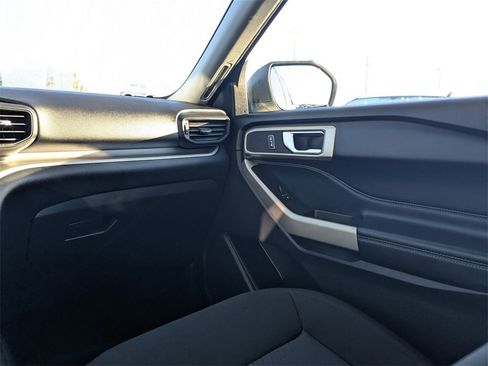 Used 2022 Ford Explorer XLT image 17