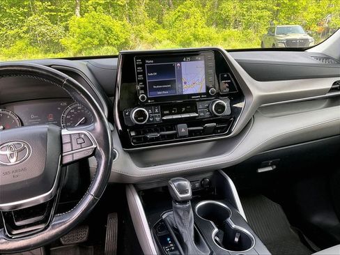Used 2020 Toyota Highlander XLE AWD/4WD image 19