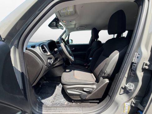 Used 2023 Jeep Renegade Latitude AWD/4WD image 9