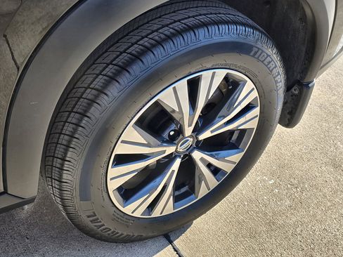 Used 2021 Nissan Rogue SV w/ Premium Package image 10