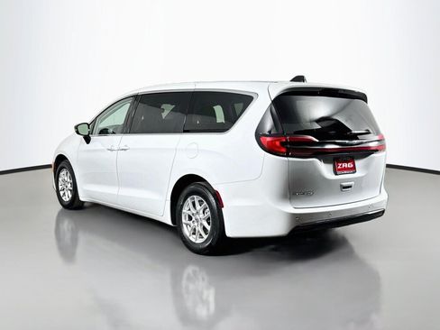 Used 2024 Chrysler Pacifica Touring-L FWD image 3